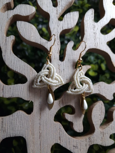 Boucles d’oreilles en macramé avec noeud celtique ~ par loonita